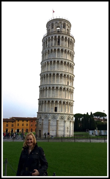 Sarah stood in front of the leaning tower of Pisa