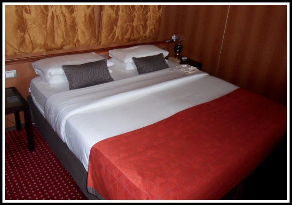 Suite bedroom with excellently folded bed covers